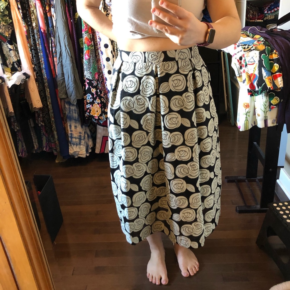 Adorable cocktail skirt *with pockets*